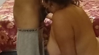 Me Hace. Un. Oral. De. Rodillas.