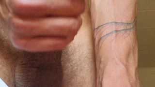 Un jeune français se branle