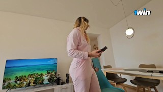 Le pido el WiFi al vecino y me da verga por todos lados hasta llenarme de leche-ft elnonohub