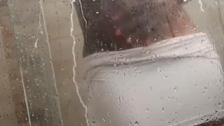 Ducha en camiseta que termina con un orgasmo feliz