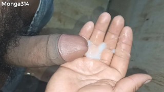 pene rico grande y húmedo sacando leche