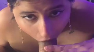 ¡¡Mi pequeña hermanastra se mete a mi cuarto y me hace una mamada mientras hay visita!!😛🍆