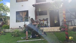 Mara tiene su fetiche con los hombres en muletas y se come a su para cumplir su deseo