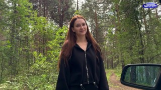 Помог рыжей спортсменке в лесу