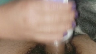 Golosa me saca toda la leche en minutos con sus ricas manos y su masturbador