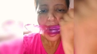 Jugando escupitazo con dildo doble cabeza