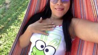 SAKURAYEN hace show caliente en amaca, toca su rico coño por encima de la ropa es muy excitante