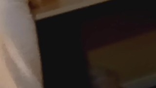 Un inconnu qui m'enregistre en train de me préparer pour la douche 💦