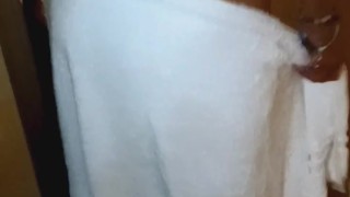 Une étudiante mature se frotte la chatte humide jusqu'à ce qu'elle jouisse 💦