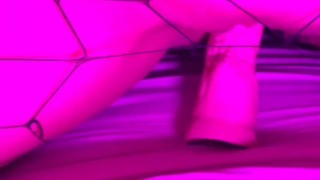 Filmo a mi esposa caliente masturbándose, me la jalo tambien