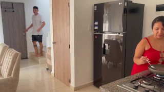 Ayudo a mi pequeña hermanastra con sus clases de cocina y terminamos follando bien rico y duro.