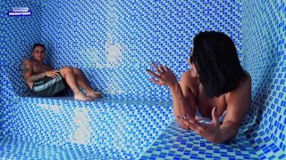 MILF Colombiana se folla a extraño en el sauna publico, cumshot su cara! Kylei Ellish y Dani Clark