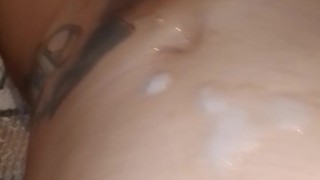 Piscio mentre mi sego e caccio enorme carico di sborra pensando di chiavare il culo della figliastra