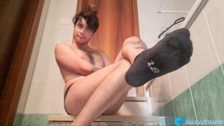 leccagli i piedi al porco italiano mentre si sega in casa dell'amico