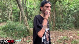 Ela se perdeu na mata e encontrou o maconheiro comedor