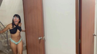 Espio la enorme polla de mi grande hermanastro mientras se ducha, y le pido que me folle muy duro