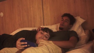 mi hermanastro se le empieza a poner muy dura mientras miramos una pelicula