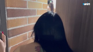 LADRONA ENTRA A MI CASA Y ME FOLLA CUANDO SE CALIENTA AL VERME EN ROPA INTERIOR-PARTE 1