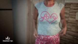 Chica de limpieza sorprende a inquilino tocando su polla y ella se ofrece ayudarlo