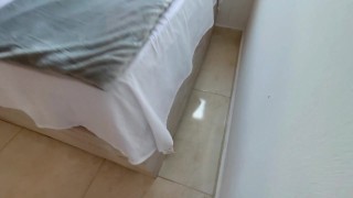 me oculto en el closet de mi pequeña hermanastra para darle la mejor follada de su vida