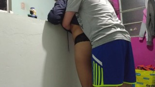 Me la follo parada porque la gente tenia ocupado las sillas pues ome en la fiesta