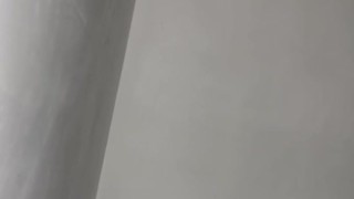 El cornudo de mi amigo graba mientras me cojo a la puta de su esposa