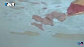 Ragazza italiana lo sega con i piedi e chiede la sborra in bocca mentre fa un pompino!