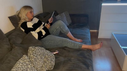 mit welchen sachen kann man sich befriedigen Mutter bringt ihrer tochter das masturbieren bei Porno Videos main image 1