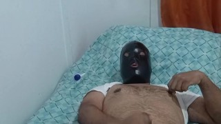 Oso moreno se masturba hasta sacar chorros de semen!