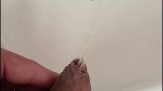 pissing desesperado en baño publico, casi me pillan primer plano, gay sumiso