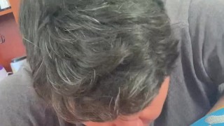 A mi novio le gusta beber leche en todo momento