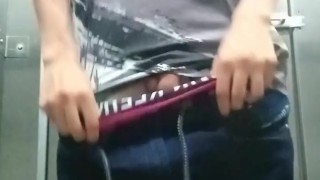 Deliciosa paja de jovencito dentro del centro Comercial😱🔥