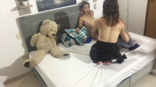 Mi madrastra me enseña a tener sexo lesbico.