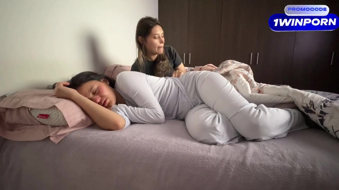 I'm having a horrible day but my friend's wife gives me a hard lesbian cumshot