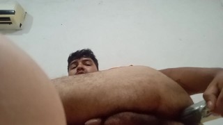 Gay se masturba con dildo casero y termina corriendose