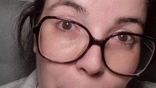 Chica se toca hasta correrse