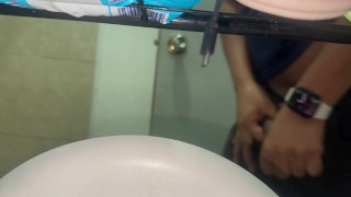 Miando después de beber mucha cerveza