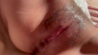 娇小的继女荡妇完美屁股用她的内裤抽搐