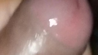 Gordo gime de placer hasta que se viene