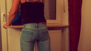 Beim Fenster putzen in die Jeans gepisst