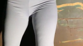 Babe drenches her yoga pants behind dumpster