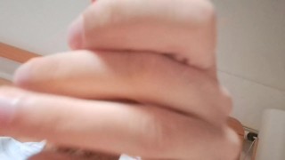 nudo con le mutande abbassate geme di orgasmo intenso