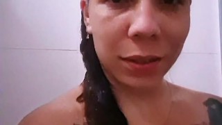Esposa gostosa se exibindo no banho