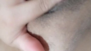 Limpando o mel do meu vibrador e gozando mais. Parte 1/2.