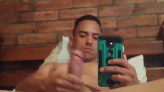 Acaricio mi polla pensando en las vaginas deliciosas que me he comido