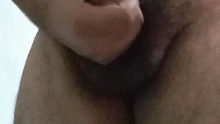 Masturbacion con música y modelando el cuerpo el gordo gay tatuado