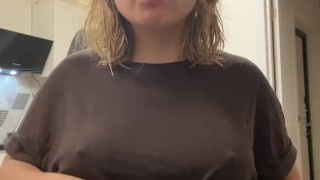 Миловидная девушка гладить себя и мнет свою большую, упругую, сочную грудь, сжимая сосочки