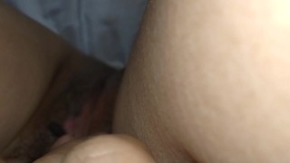 クリトリスに溜まった垢を黒綿棒で綺麗にします♥️