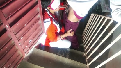 लड़की स्कूल की सीढ़ियों में चुद गयी क्लासमेट से