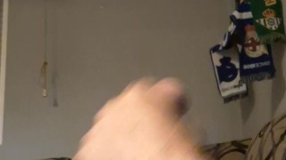 Mehago una paja en el sofá,mientras veo la tele,mucha leche sale de mi gran verga